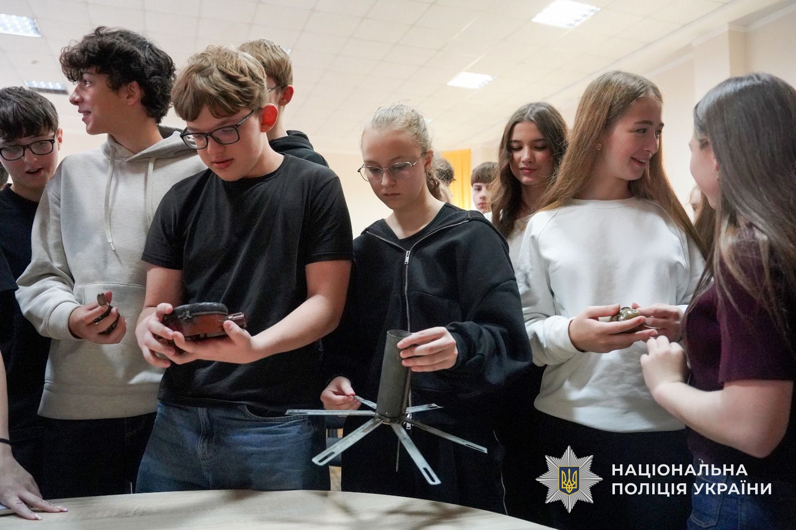 Старшокласники оглядають макети вибухонебезпечних предметів