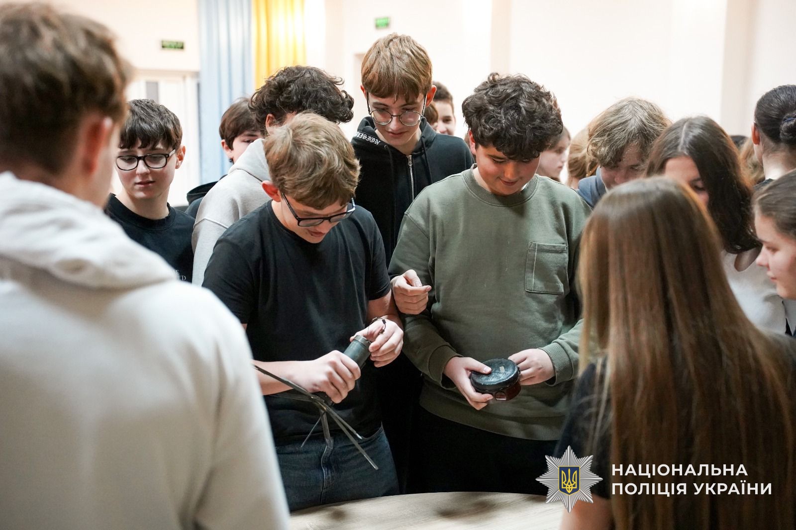 Старшокласники оглядають макети вибухонебезпечних предметів