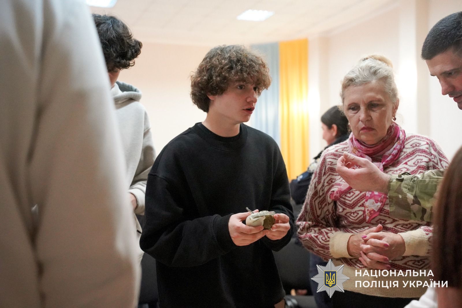 Старшокласники оглядають макети вибухонебезпечних предметів