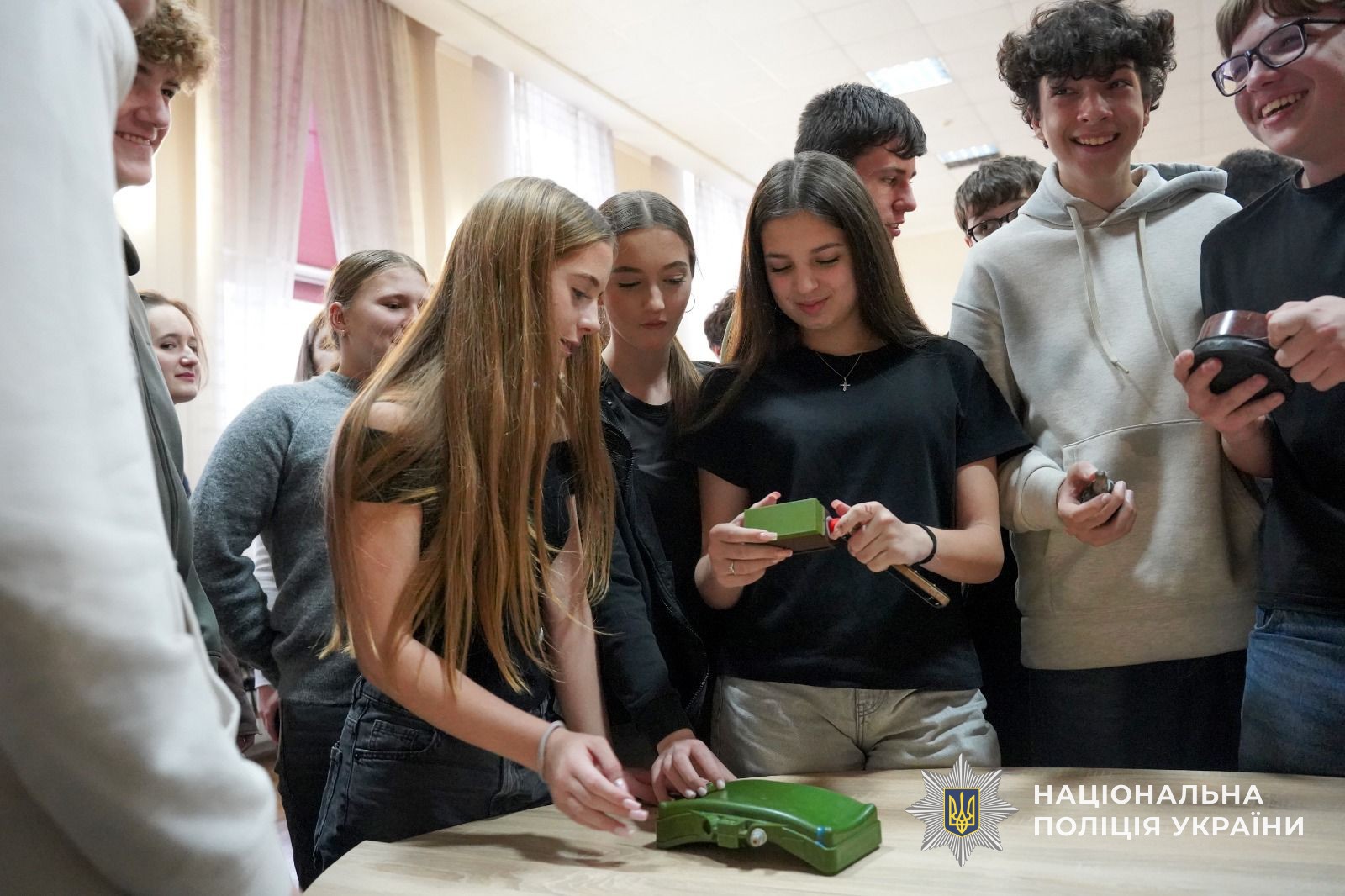 Старшокласники оглядають макети вибухонебезпечних предметів