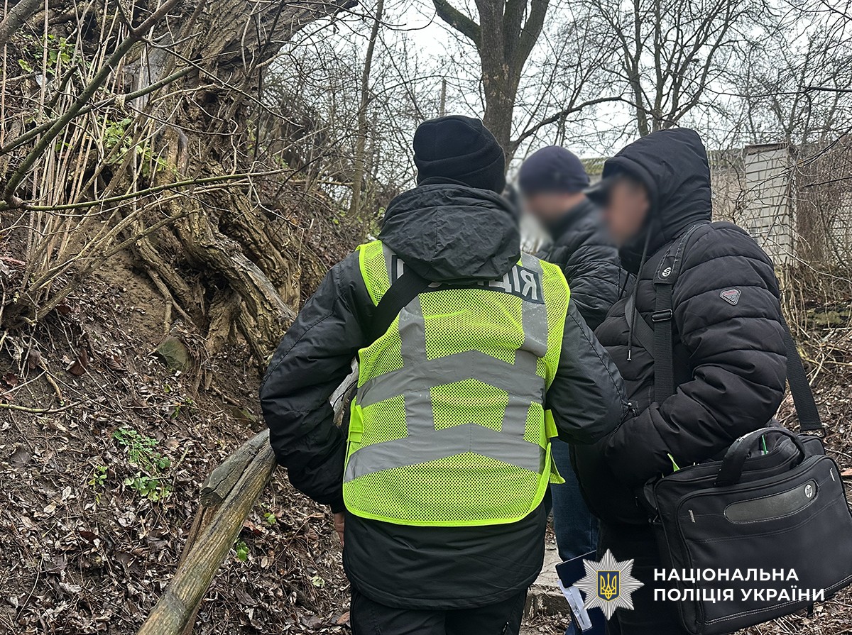 поліцейський та люди в районі місця події