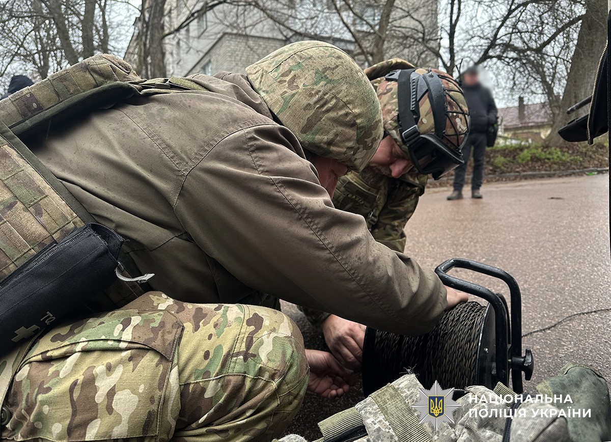 вибухотехніки поліції працюють