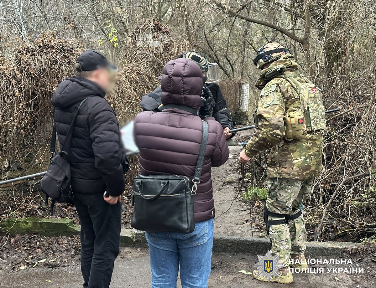 поліцейські та вибухотехніки поліції неподалік місця події
