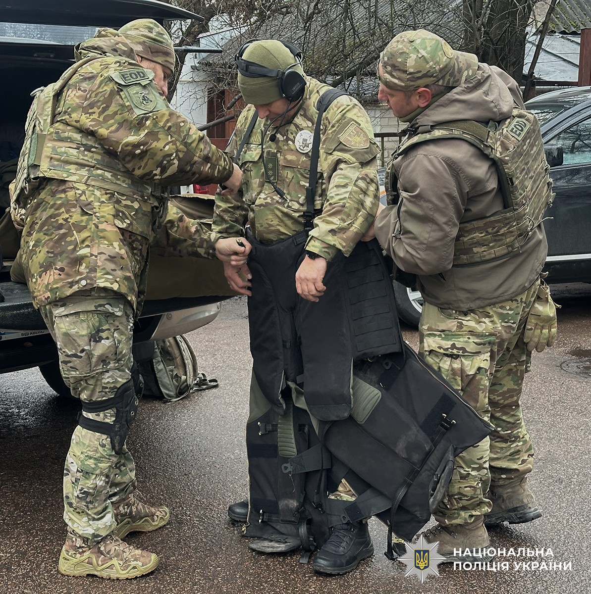 вибухотехніки поліції одягають спорядження