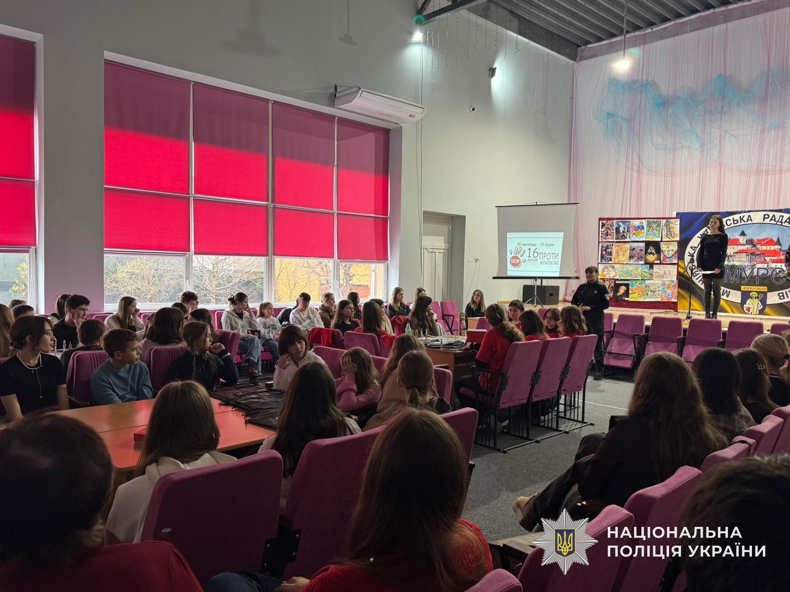 Поліцейська проводить профілактичну акцію в Мукачеві