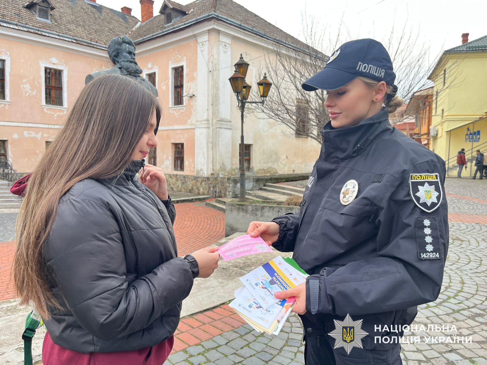Поліцейська проводить профілактичну акцію в Мукачеві