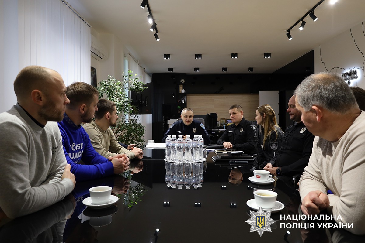 В кабінеті за столом сидять представники Естонії та керівництво поліції.