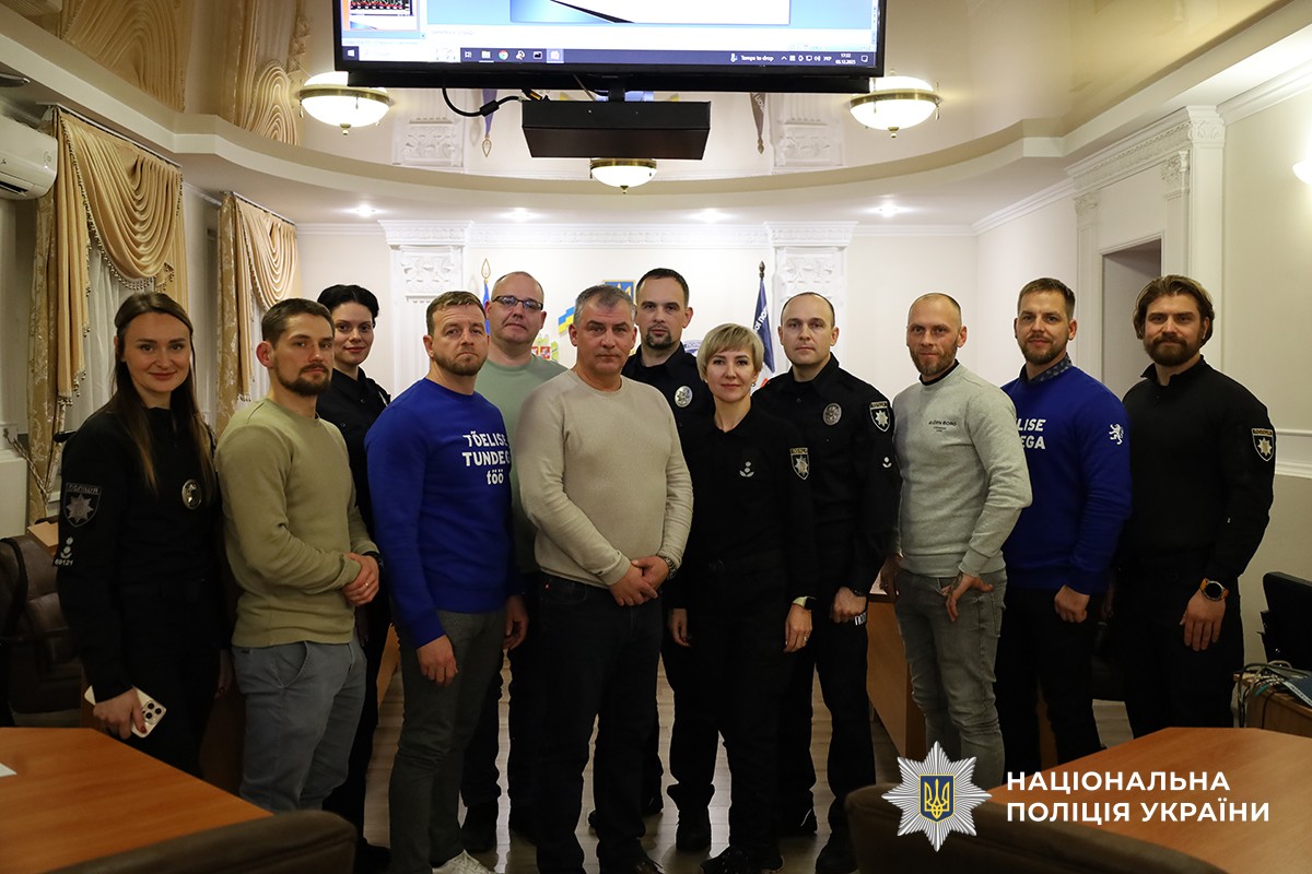 Спільне фото представників з Естонії та поліцейських.