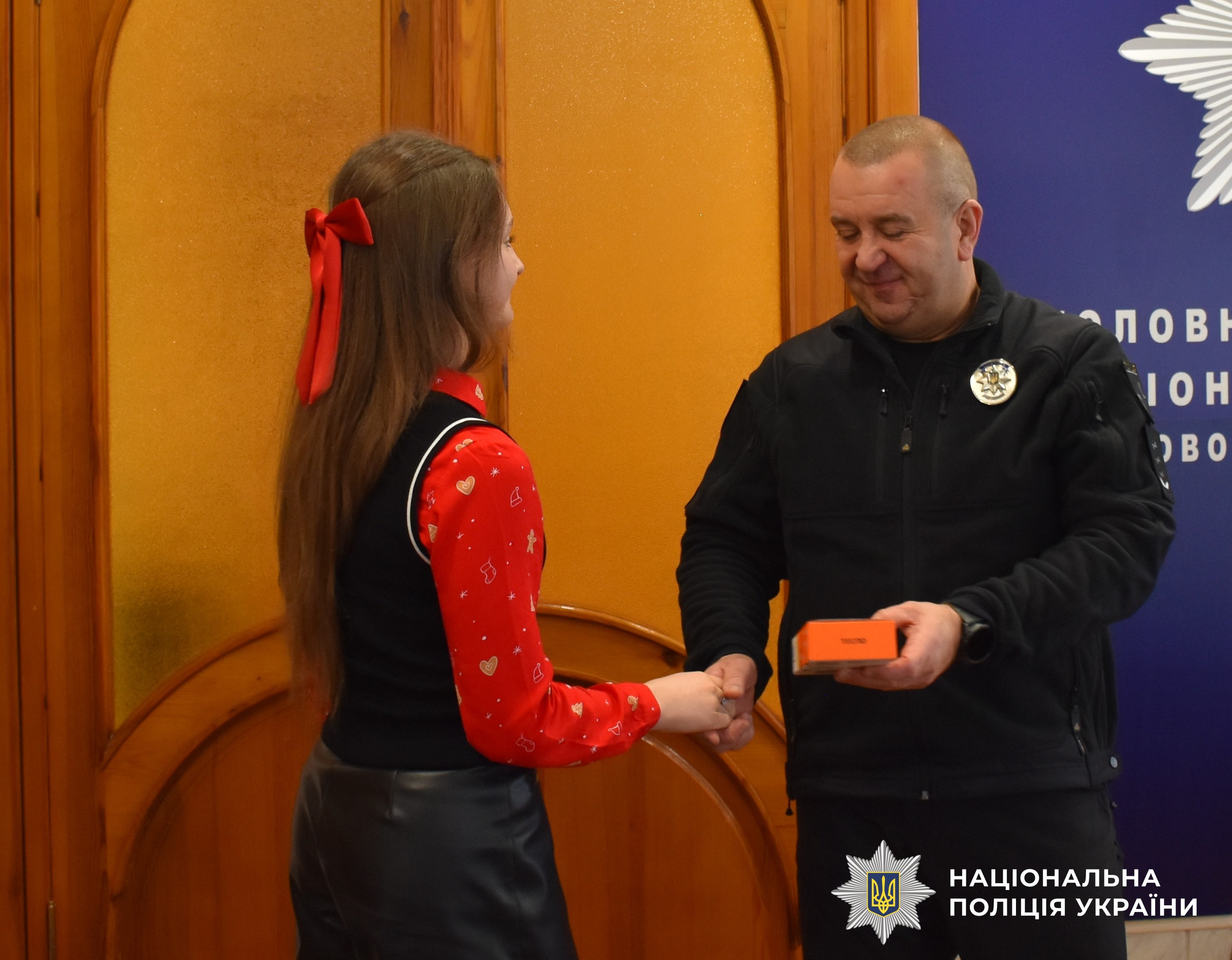 Керівник поліції нагороджує переможницю
