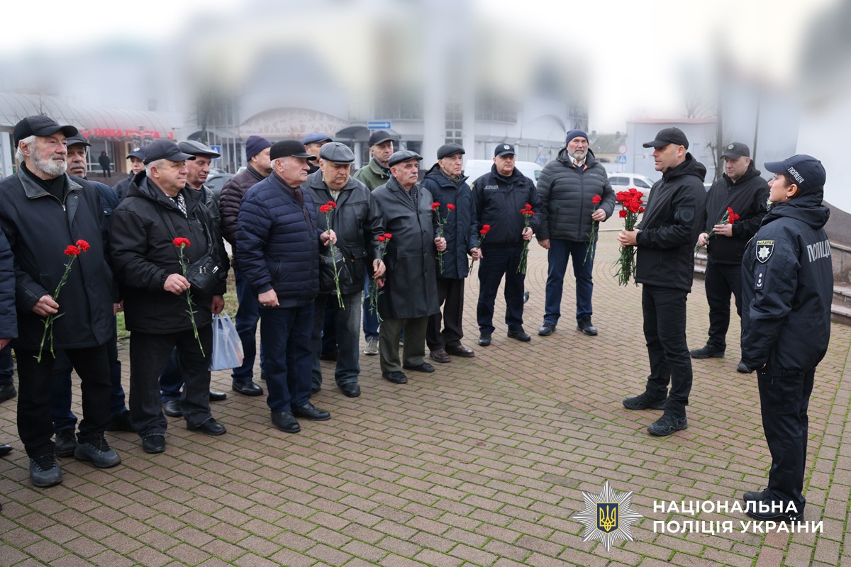 Генерал спілкується із ветеранами