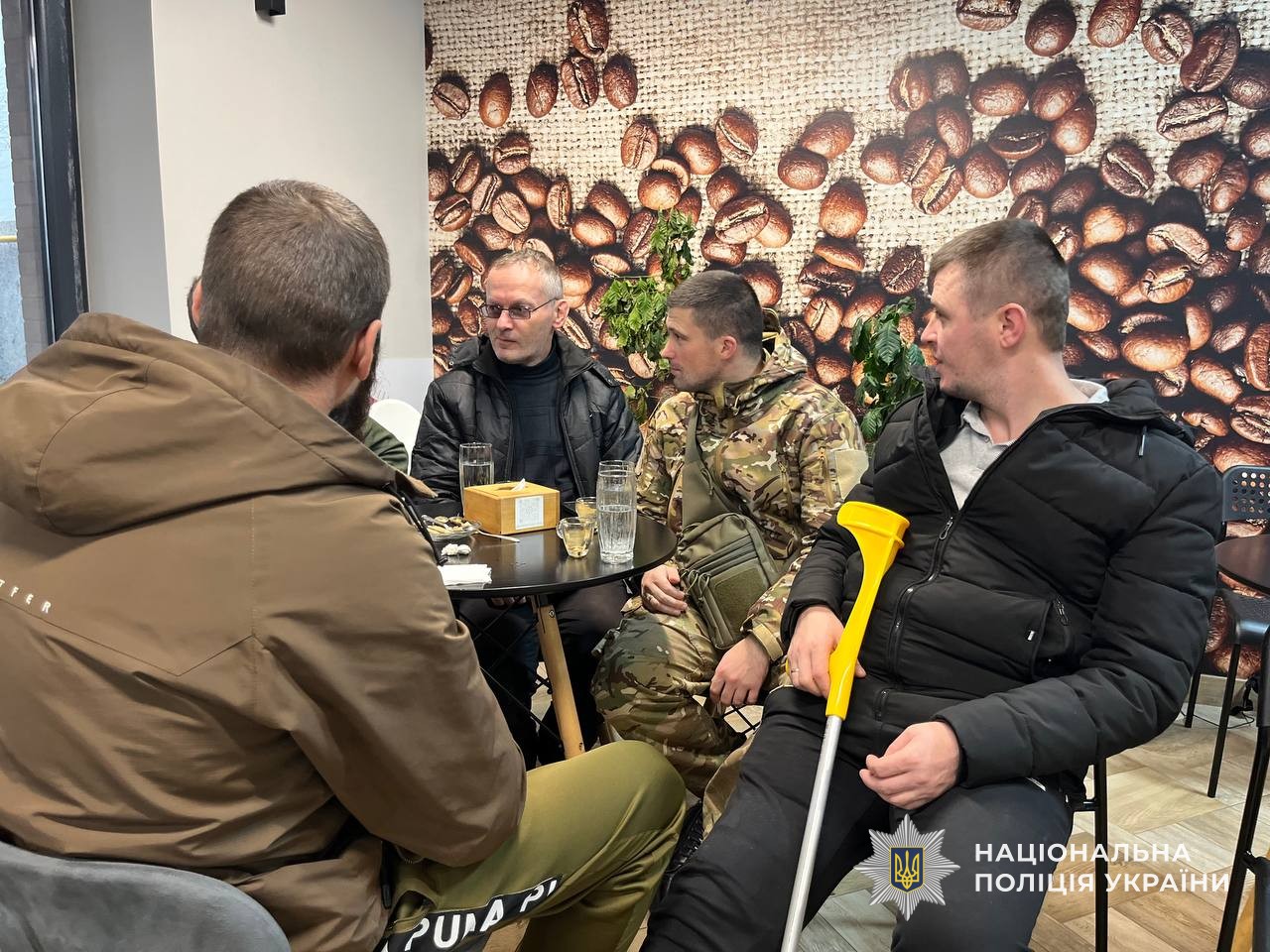 Ветерани на дегустаційній церимонії після екскурсії у кавовій мануфактурі у Мукачеві