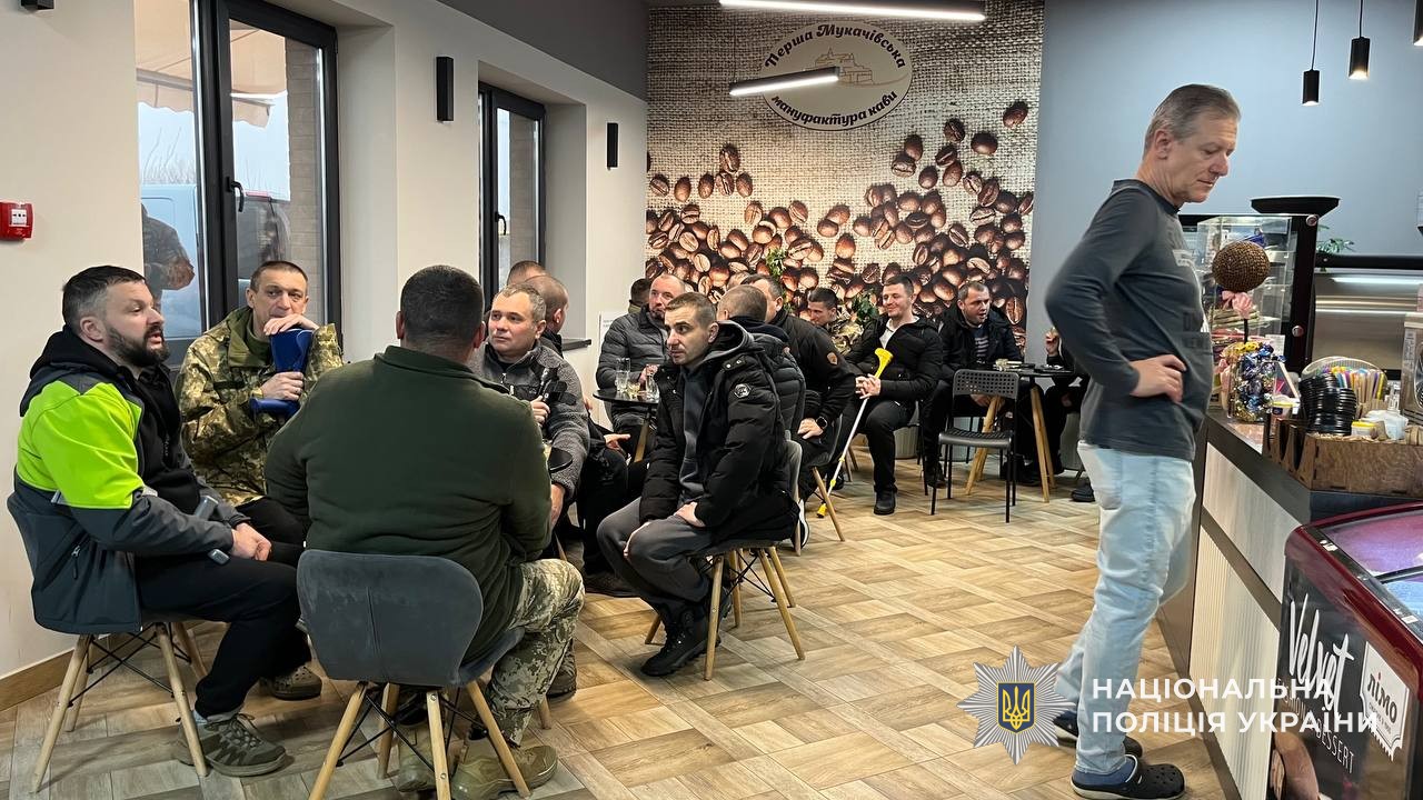 Ветерани на дегустаційній церимонії після екскурсії у кавовій мануфактурі у Мукачеві