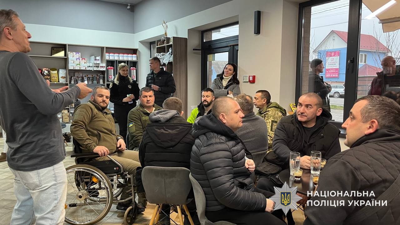 Ветерани на дегустаційній церимонії після екскурсії у кавовій мануфактурі у Мукачеві