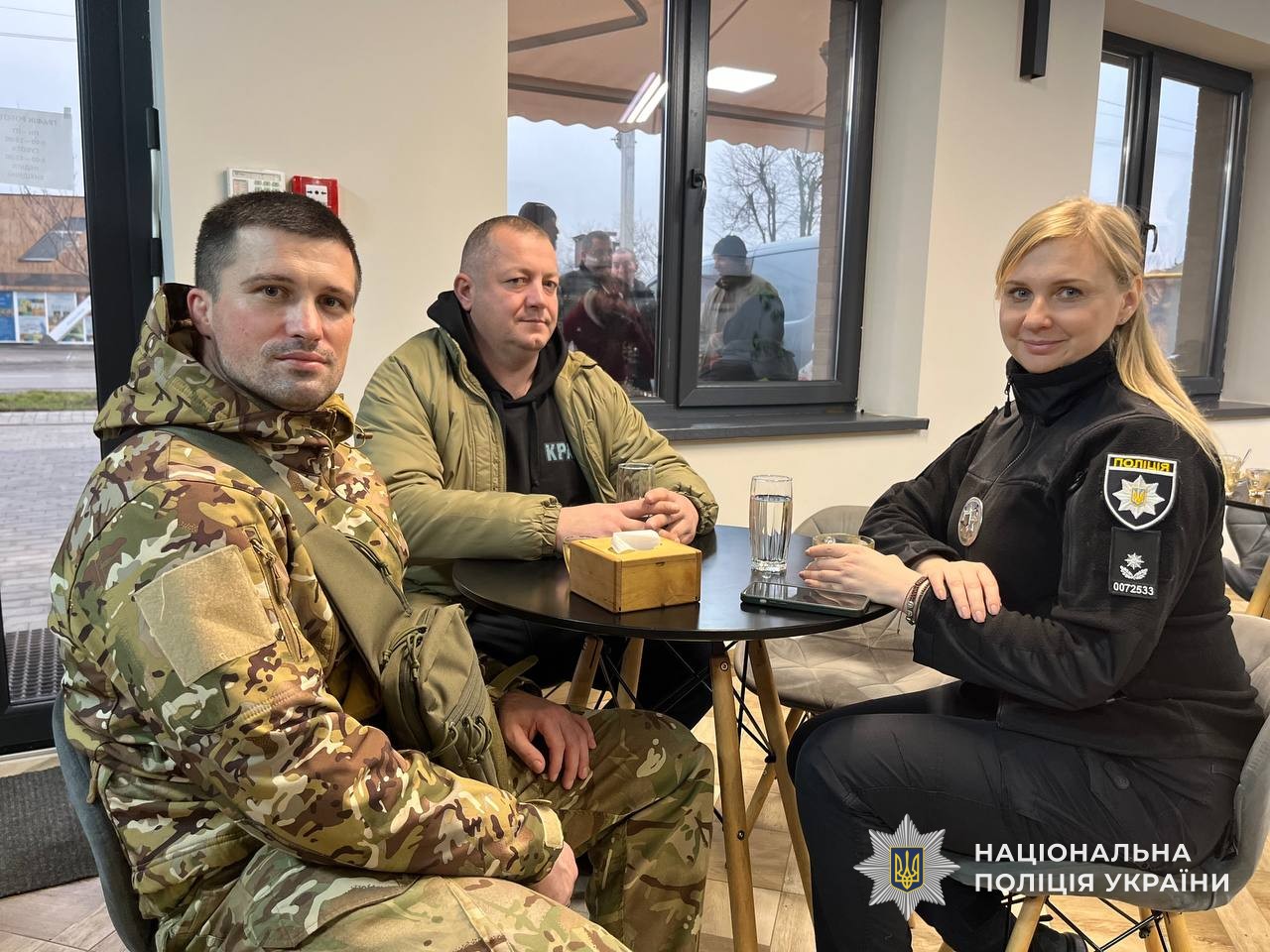 Співробітники ГУНП та ветеран на дегустаційній церимонії після екскурсії у кавовій мануфактурі у Мукачеві