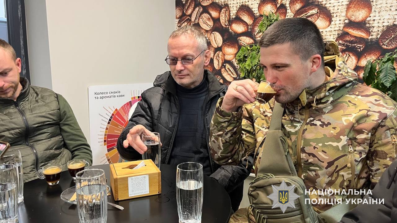 Співробітник ГУНП та ветеран на дегустаційній церимонії після екскурсії у кавовій мануфактурі у Мукачеві