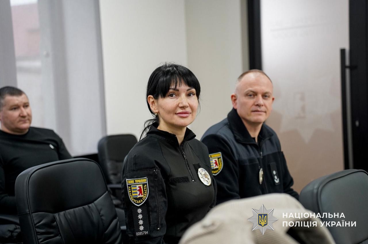 Члени комісії творчого конкурсу «16 днів — 16 кроків до світу без насильства»