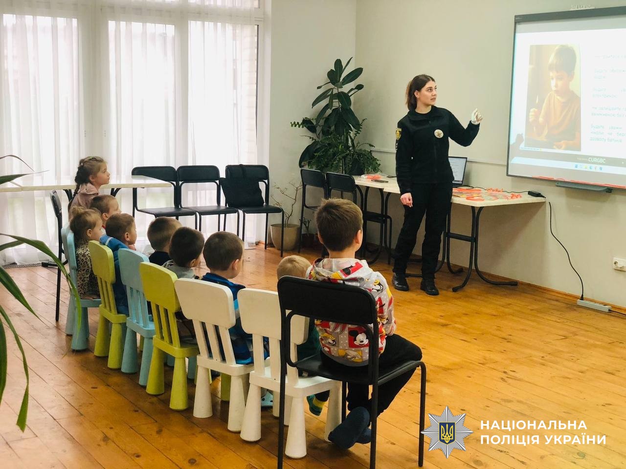 Поліцейська проводить захід для дітей
