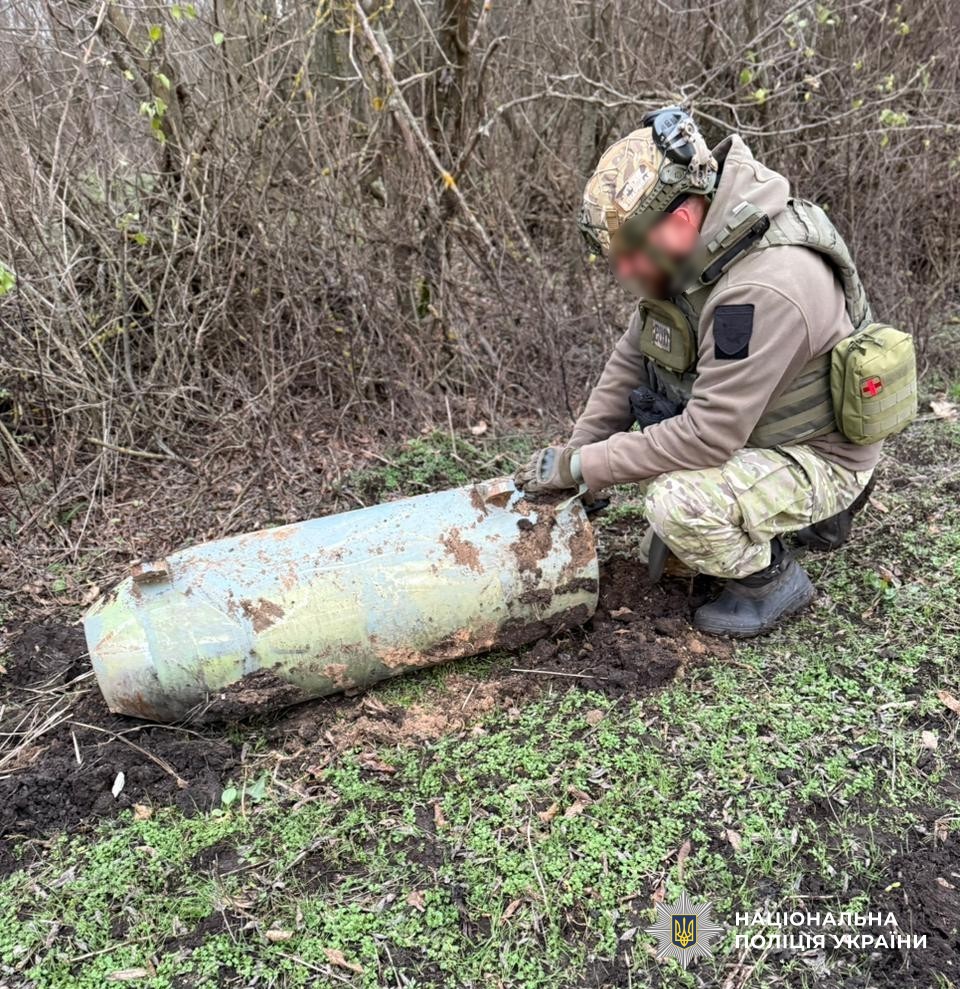 Вибухотехнік працює з вибухонебезпечним предмет