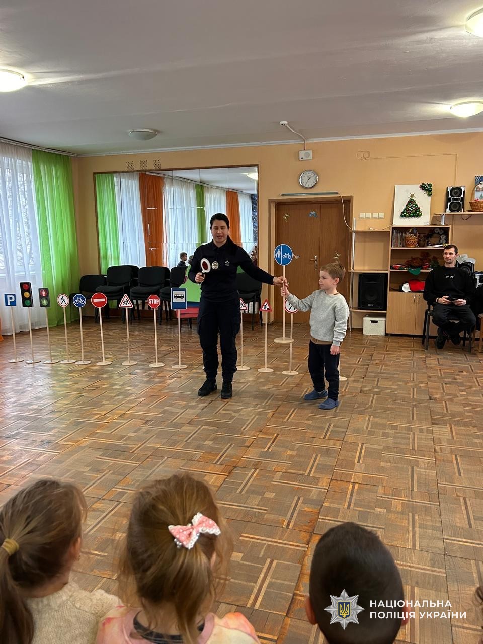 Тетяна Варга під час профілактичних заходів із дошкільнятами Ужгорода