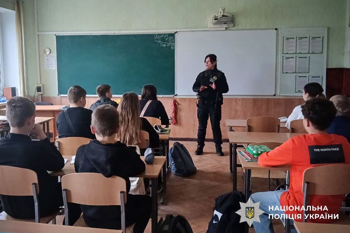 Поліцейські служби освітньої безпеки Миргородщини продовжують навчати дітей правил безпечної поведінки