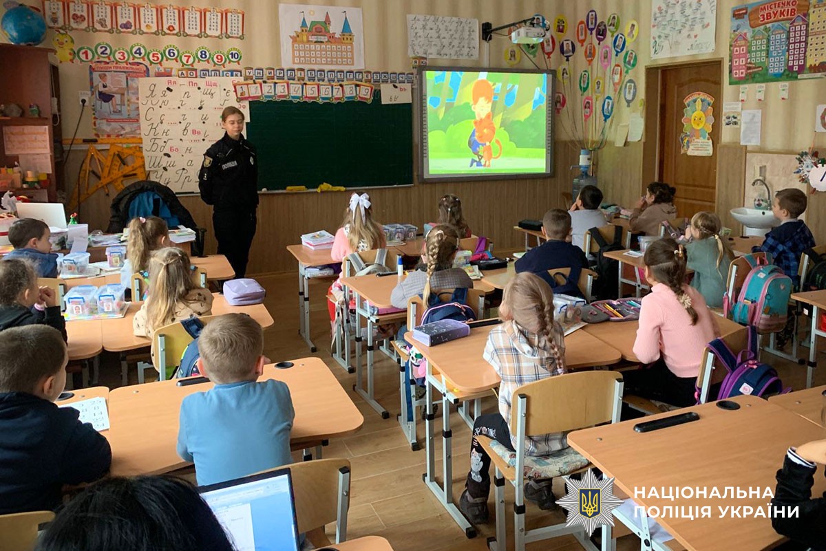Поліцейські служби освітньої безпеки Миргородщини продовжують навчати дітей правил безпечної поведінки