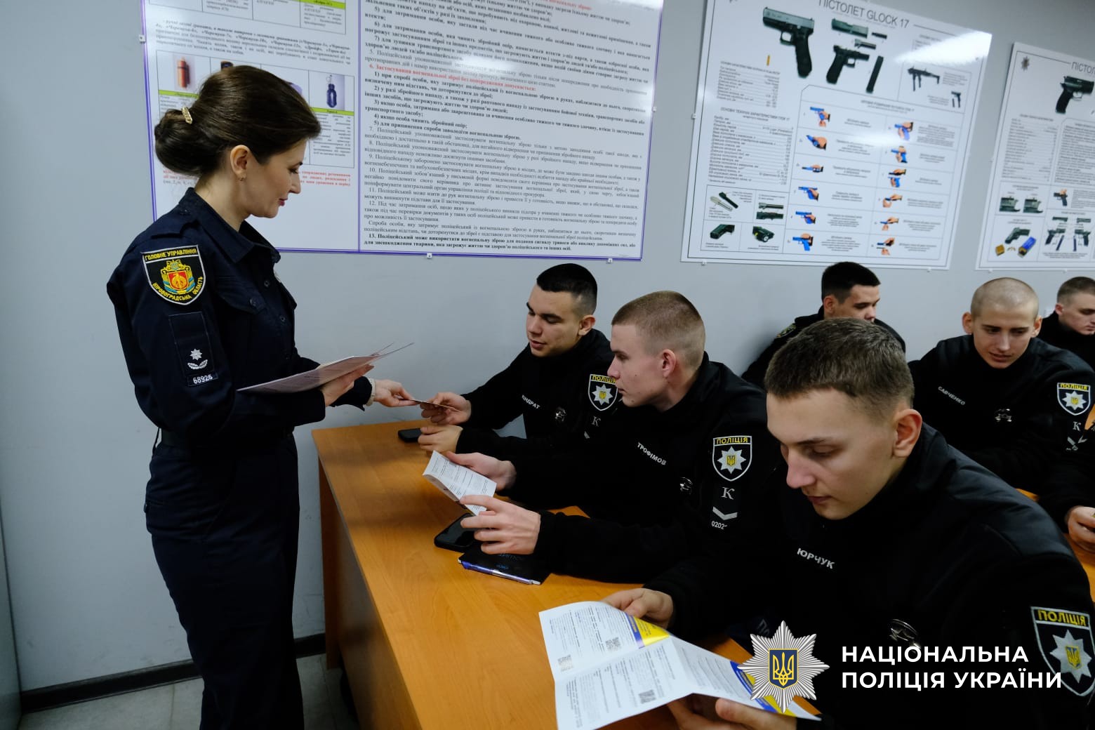 Поліцейська проводить захід курсантам