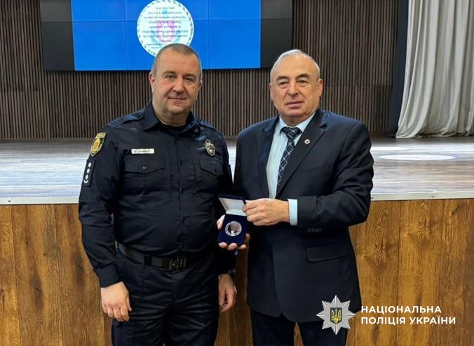 Керівник поліції нагороджує ветерана
