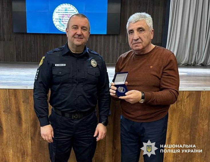 Керівник поліції нагороджує ветерана