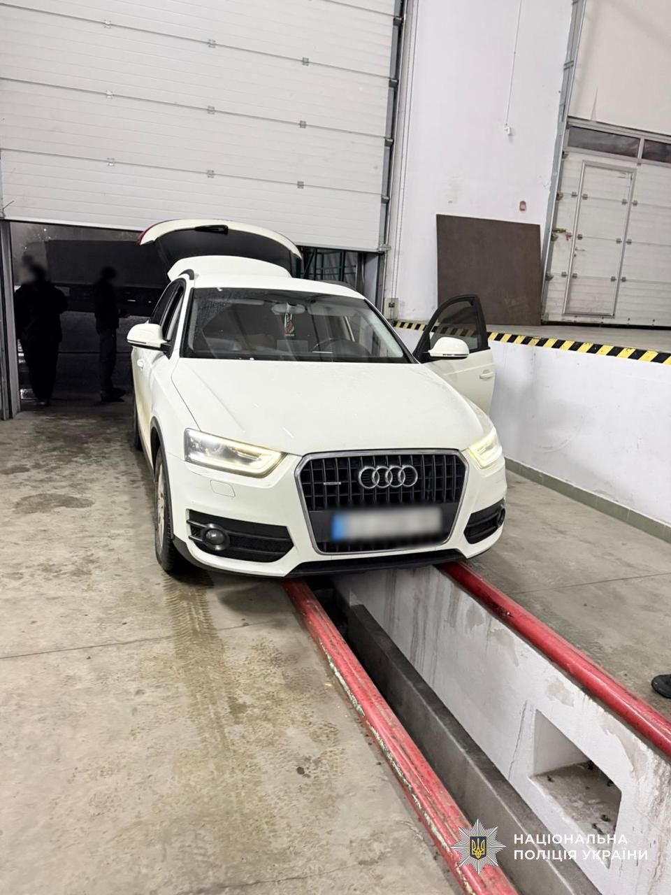 Огляд автомобіля, на якому фігуранти перевозали наркотовар