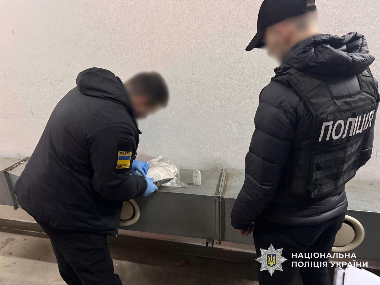 Правоохоронці проводять розпакування нарктиків, які зловмисники приховали, щоб перевезти через КПП