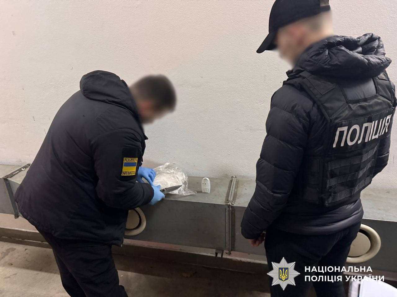 Правоохоронці проводять розпакування нарктиків, які зловмисники приховали, щоб перевезти через КПП