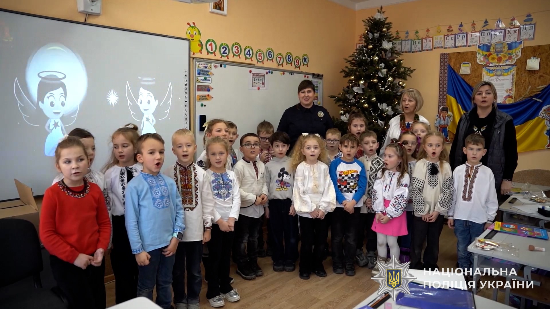 Напередодні Різдвяних свят інспектори сектору Служби освітньої безпеки поліції Львівщини разом зі школярами підготували для поліцейських-спецпризначенців Запоріжжя, які виконують бойові завдання на фронті, патріотичні листівки та малюнки з Янголами-охоронцями – щоб  оберігали наших захисників.