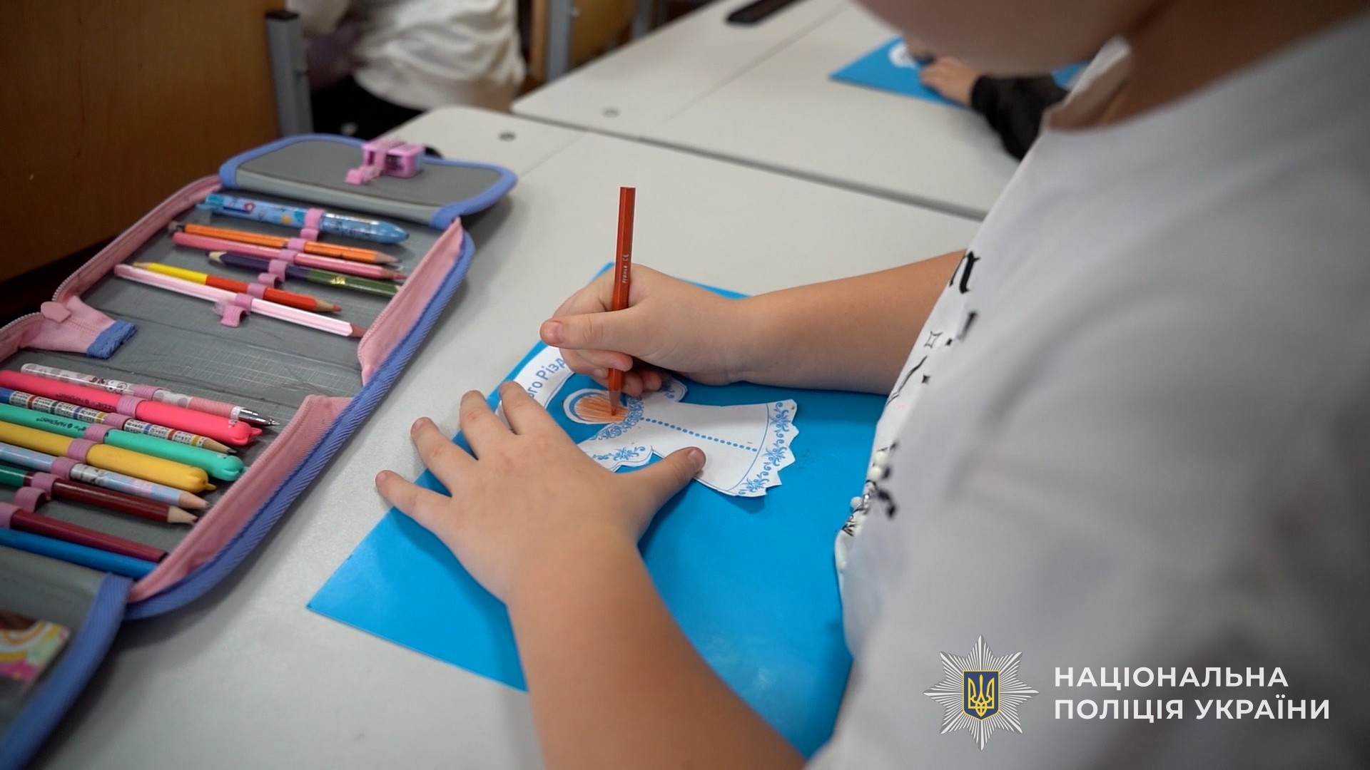 Напередодні Різдвяних свят інспектори сектору Служби освітньої безпеки поліції Львівщини разом зі школярами підготували для поліцейських-спецпризначенців Запоріжжя, які виконують бойові завдання на фронті, патріотичні листівки та малюнки з Янголами-охоронцями – щоб  оберігали наших захисників.