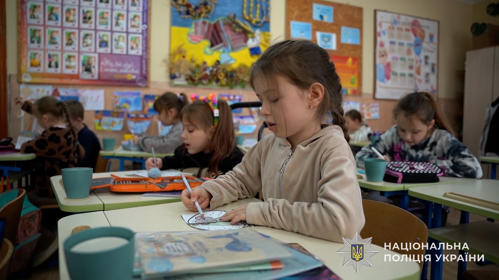 Напередодні Різдвяних свят інспектори сектору Служби освітньої безпеки поліції Львівщини разом зі школярами підготували для поліцейських-спецпризначенців Запоріжжя, які виконують бойові завдання на фронті, патріотичні листівки та малюнки з Янголами-охоронцями – щоб  оберігали наших захисників.