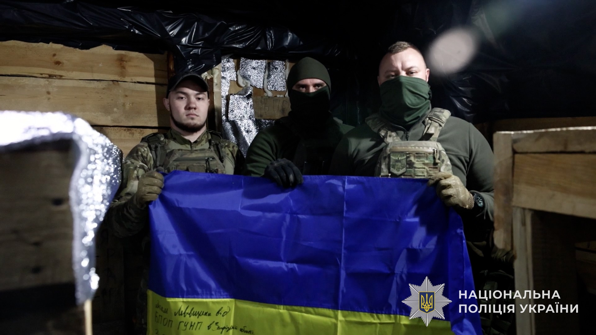 Напередодні Різдвяних свят інспектори сектору Служби освітньої безпеки поліції Львівщини разом зі школярами підготували для поліцейських-спецпризначенців Запоріжжя, які виконують бойові завдання на фронті, патріотичні листівки та малюнки з Янголами-охоронцями – щоб  оберігали наших захисників.