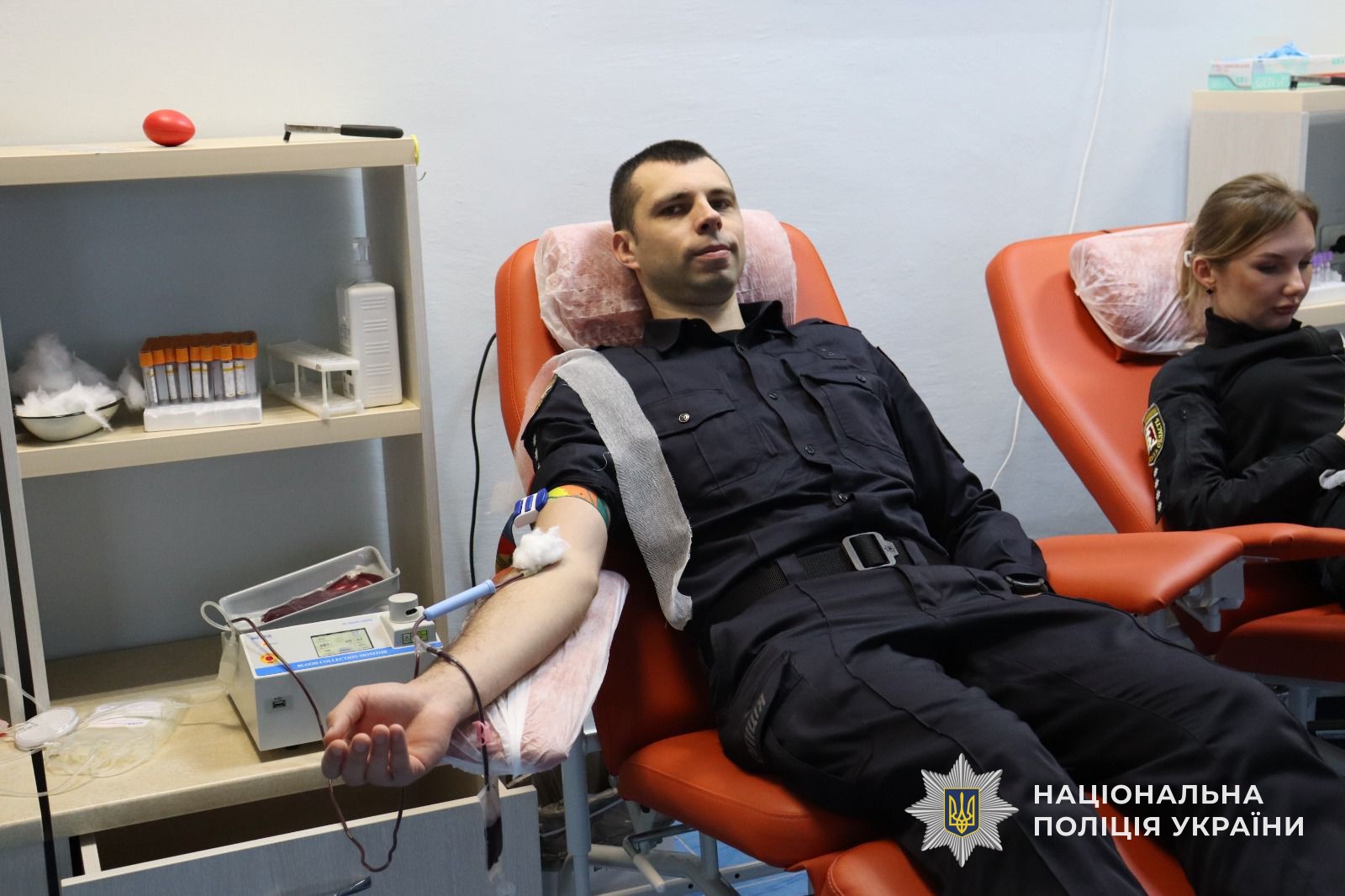 Поліцейський Закарпаття долучився до благодійної акції з донорства крові