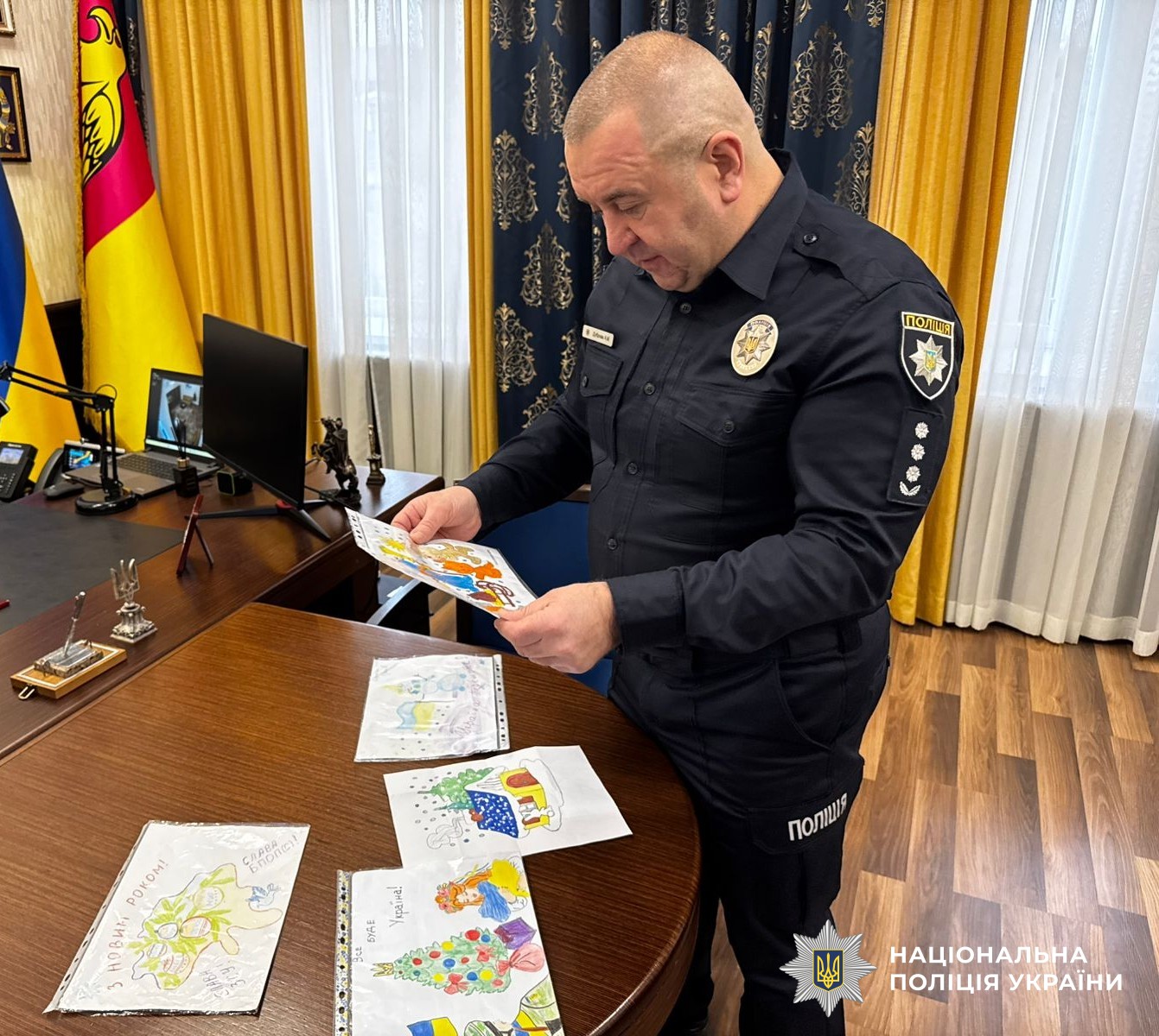 Керівник поліції розглядає малюнки