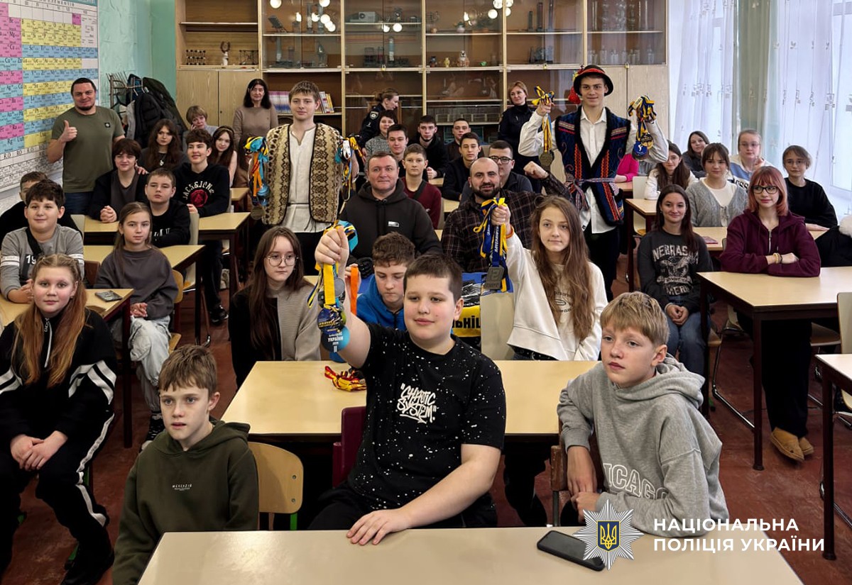 діти у навчальному класі тримають у руках медалі