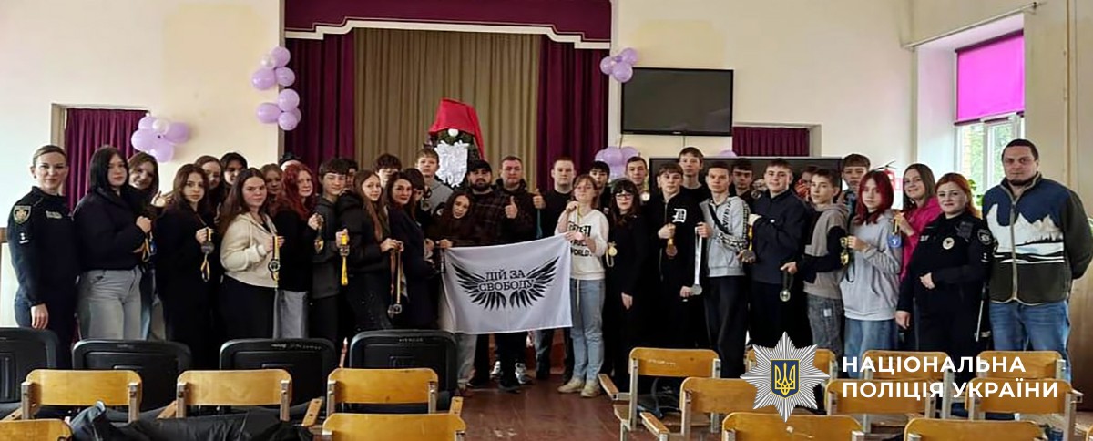 спільне фото ветеранів війни, поліцейських, дітей та інших учасників заходу