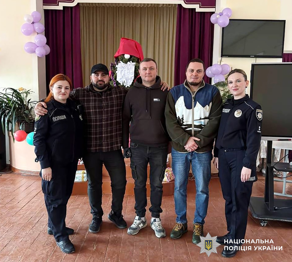 спільне фото ветеранів війни, поліцейських та інших учасників заходу