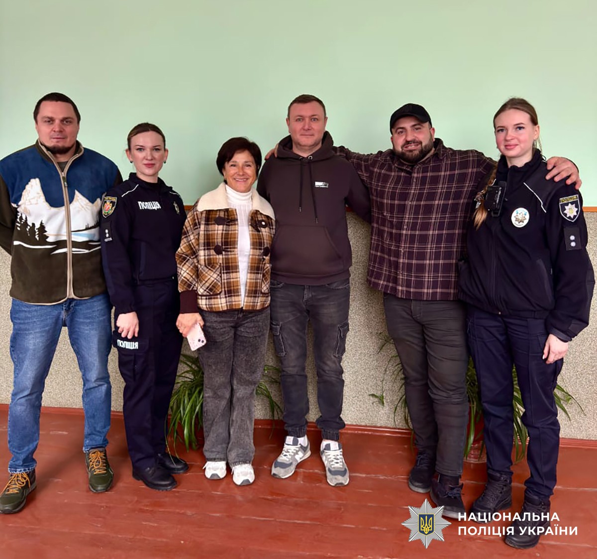 спільне фото ветеранів війни, поліцейських та інших учасників заходу