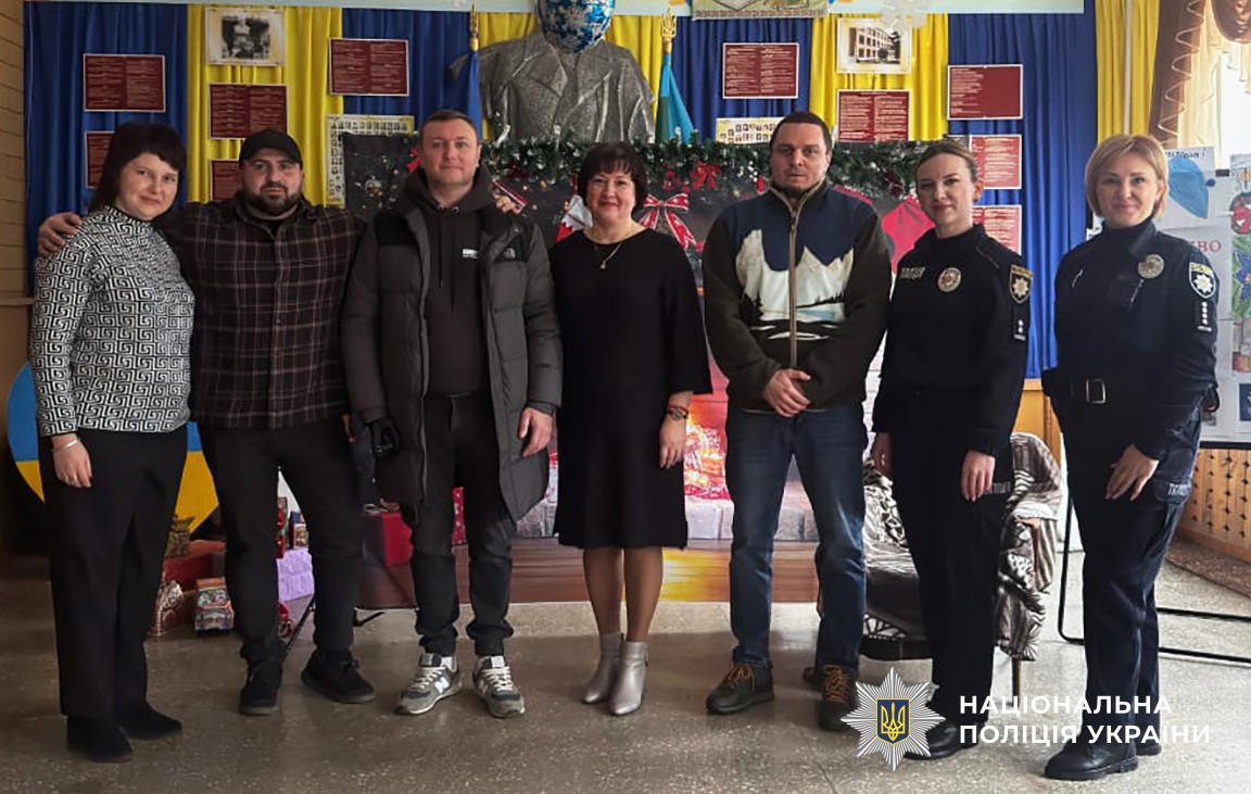 спільне фото ветеранів війни, поліцейських та інших учасників заходу