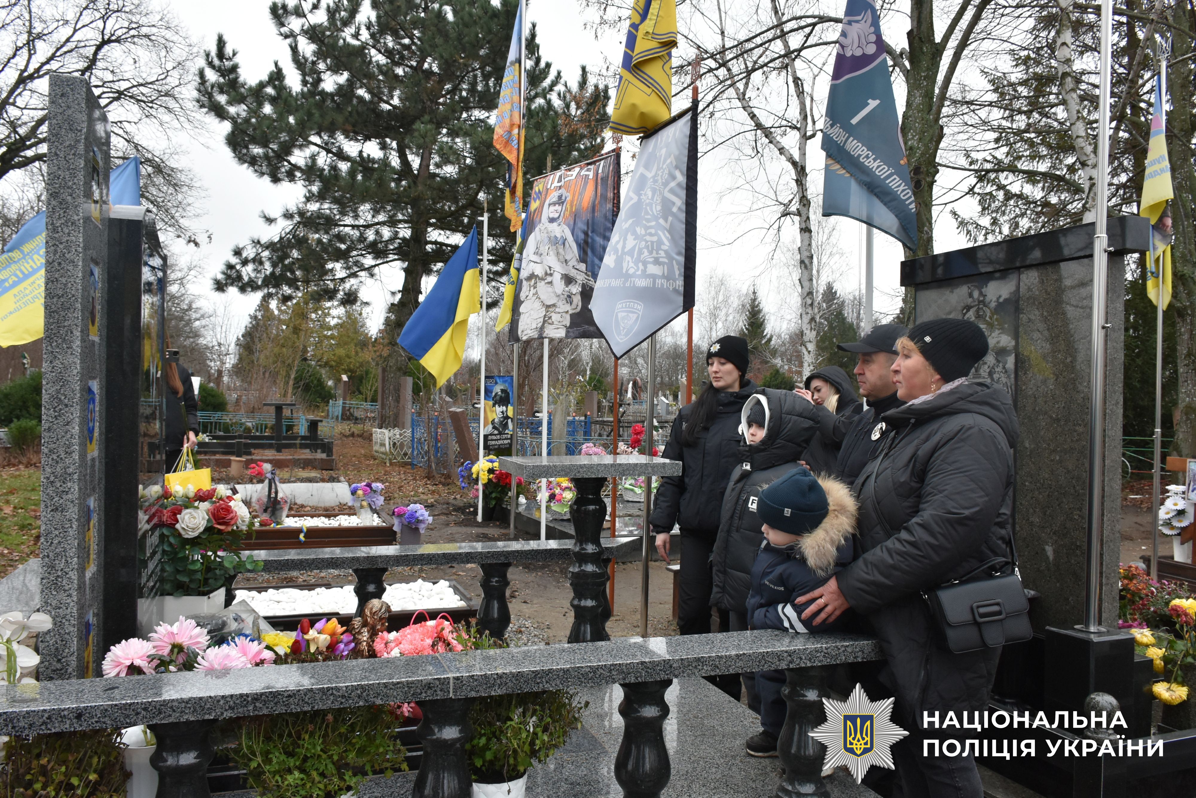 Керівник поліції та рідні загиблого