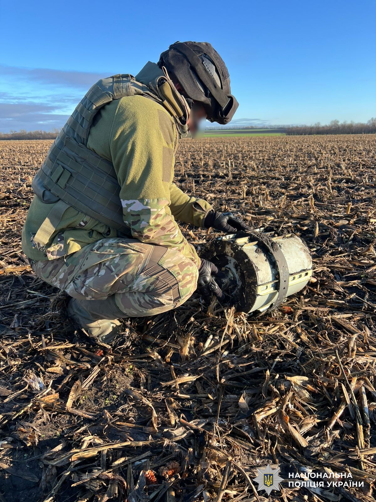 Вибухотехнік працює з вибухонебезпечним предметом