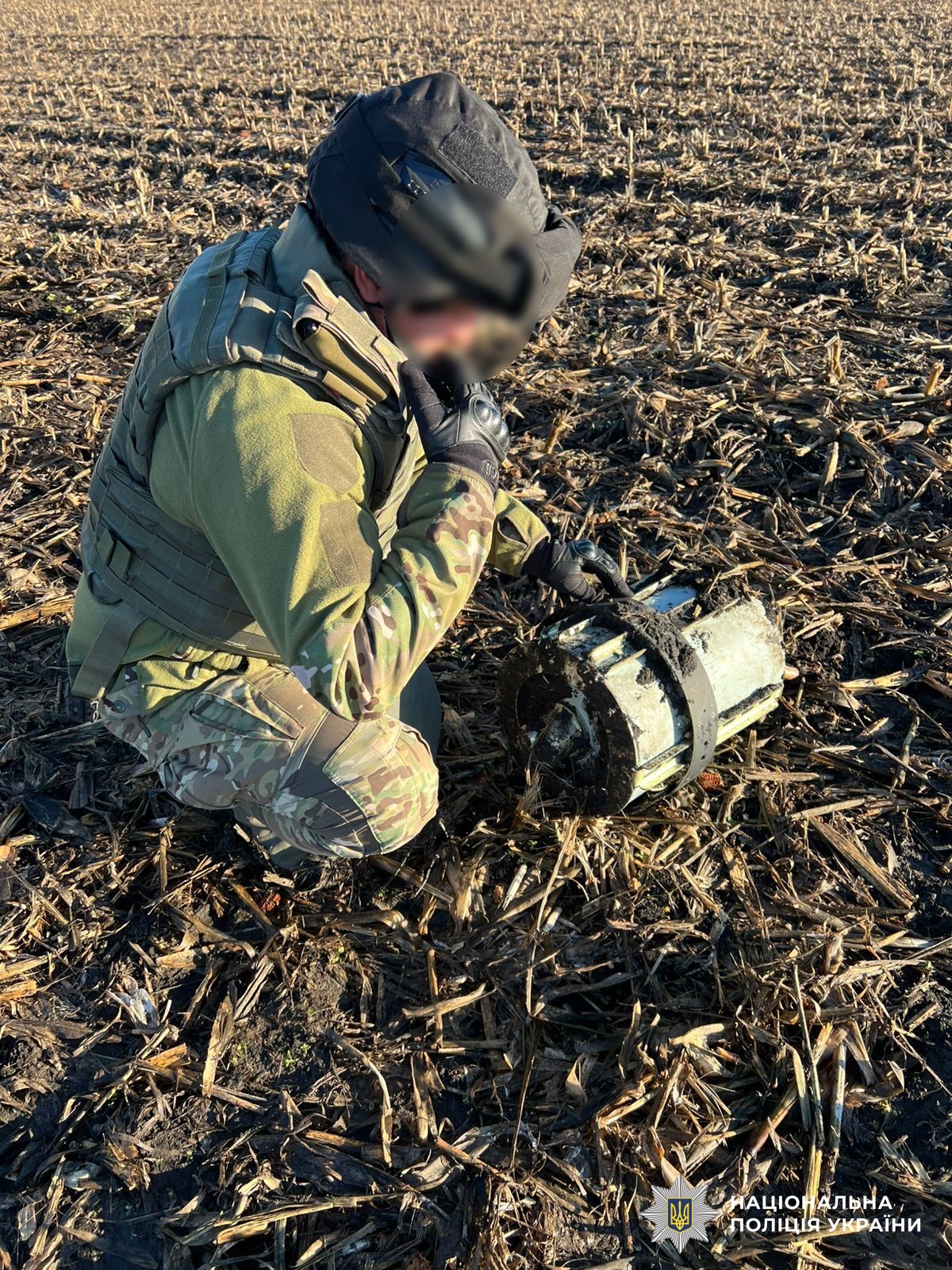 Вибухотехнік працює з вибухонебезпечним предметом