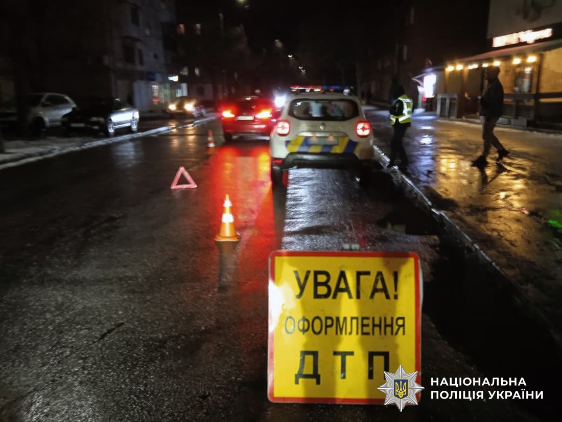 Місце ДТП з табличкою "Увага! Оформлення ДТП"