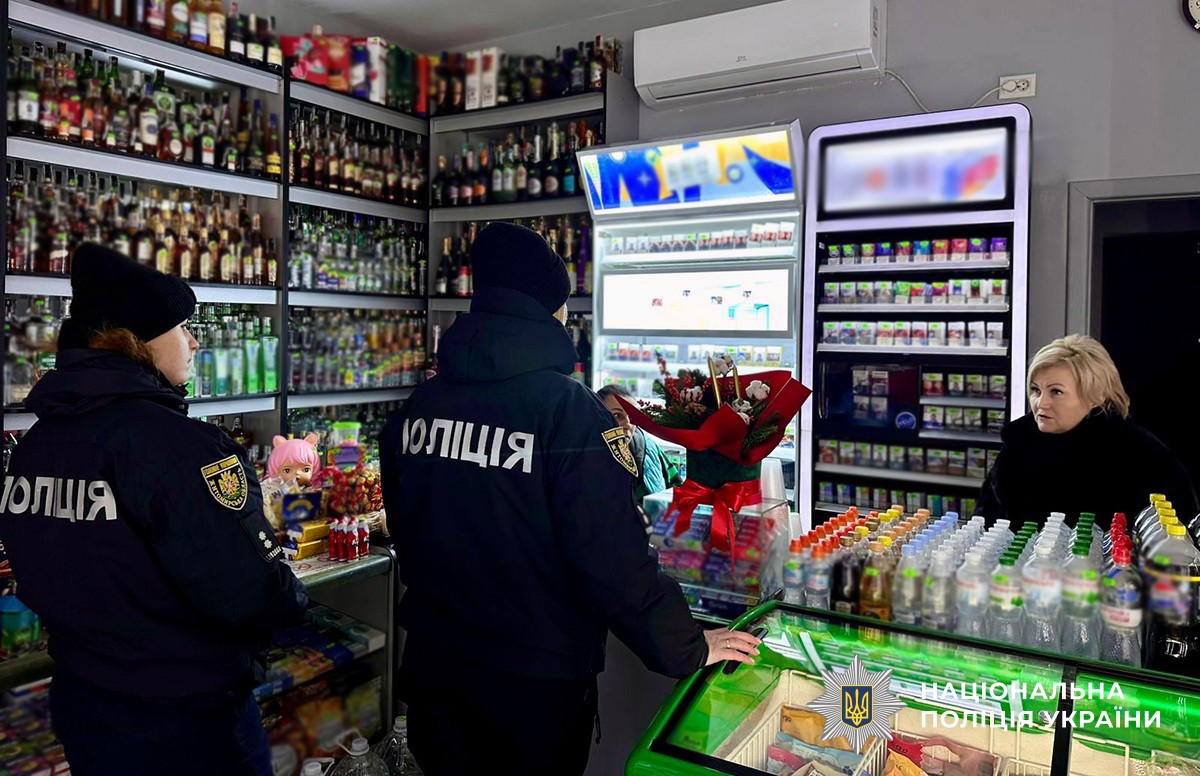 поліцейські розмовляють з представницею магазину