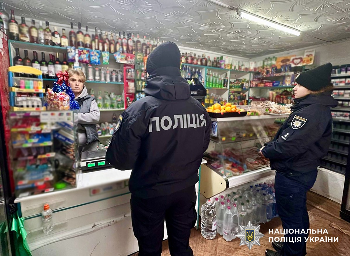 поліцейські розмовляють з продавчинею в магазині