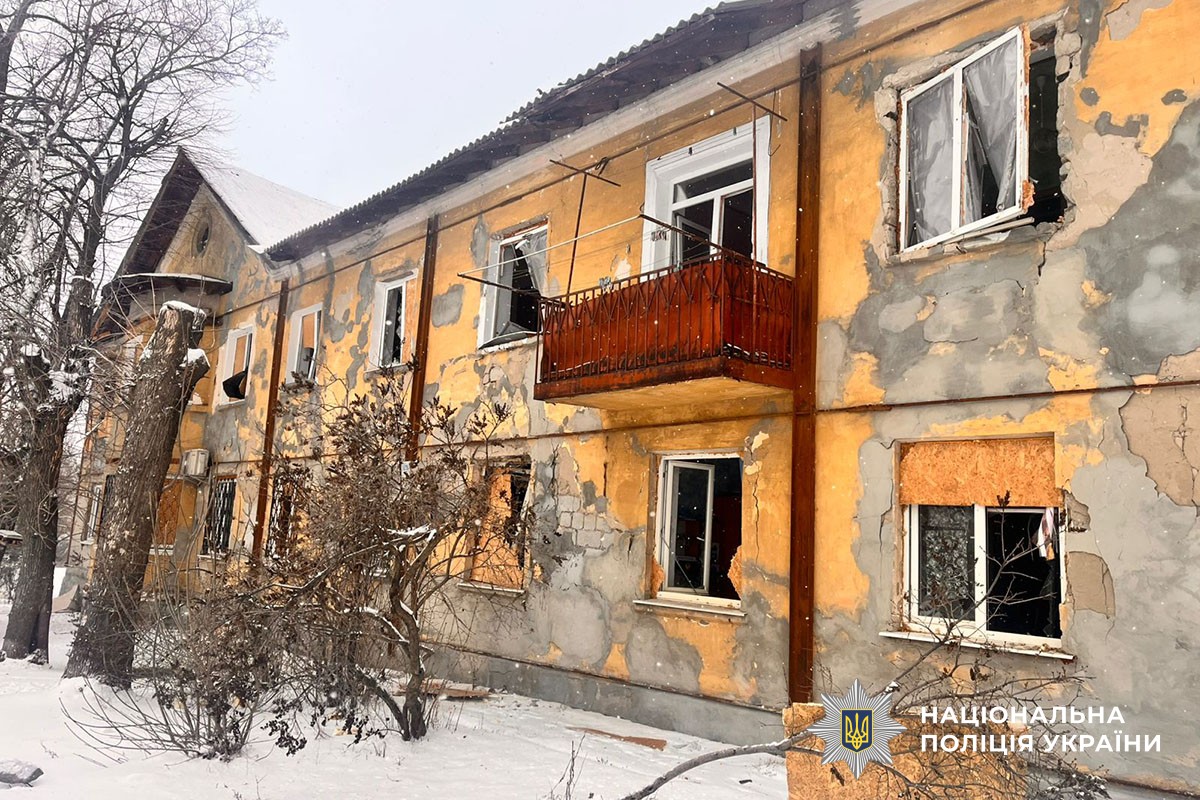 Зруйнований двоповерховий будинок