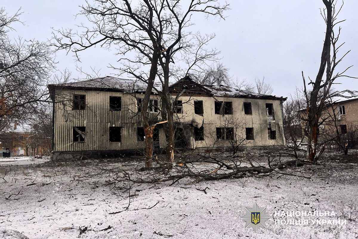 Зруйнований двоповерховий будинок